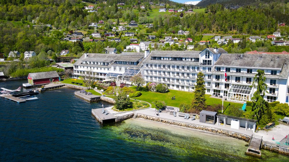 Fra fjorden, Brakanes Hotel