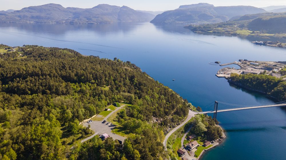 Halvøya og brua, NorGlamp